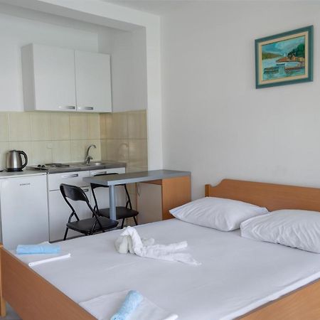 Apartments Ivica - Beachfront Drvenik (Split-Dalmatia) Exterior foto
