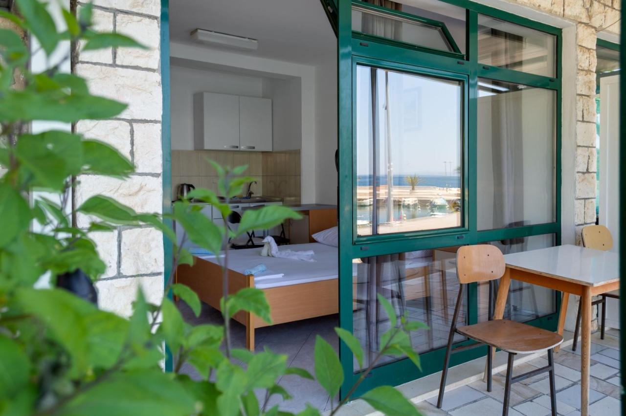 Apartments Ivica - Beachfront Drvenik (Split-Dalmatia) Exterior foto