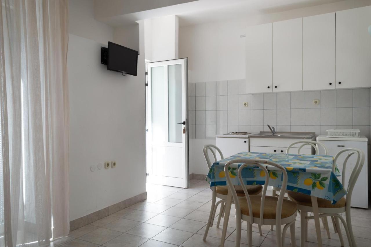 Apartments Ivica - Beachfront Drvenik (Split-Dalmatia) Exterior foto
